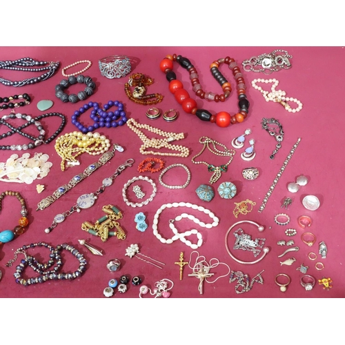 572 - A quantity of various costume and other jewellery