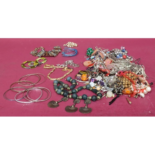 573 - A quantity of various costume and other jewellery