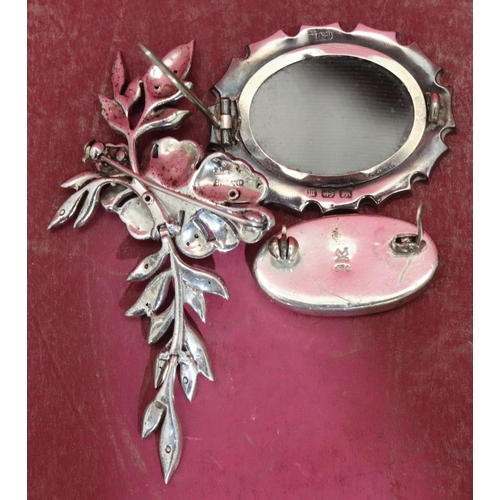 574 - An oval silver scallop shaped brooch with engraved 