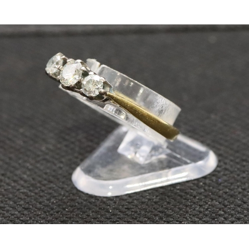 581 - An 18ct gold 3-stone diamond ring, centre diamond approx. 0.20 carat, flanked by 2 smaller diamonds,... 