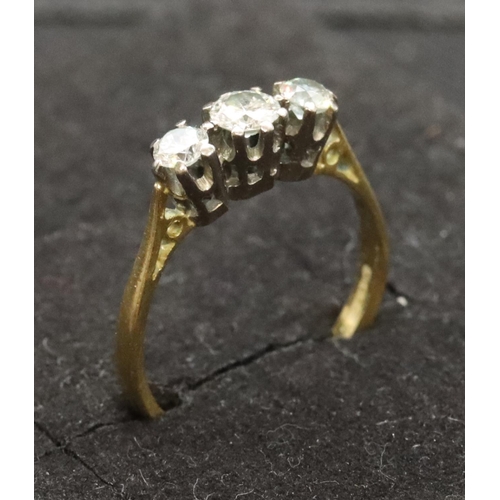 581 - An 18ct gold 3-stone diamond ring, centre diamond approx. 0.20 carat, flanked by 2 smaller diamonds,... 