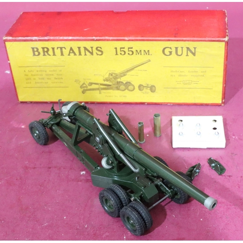 794 - A Britains 155 MM gun NA2064 with 5 shells and shell case (boxed)