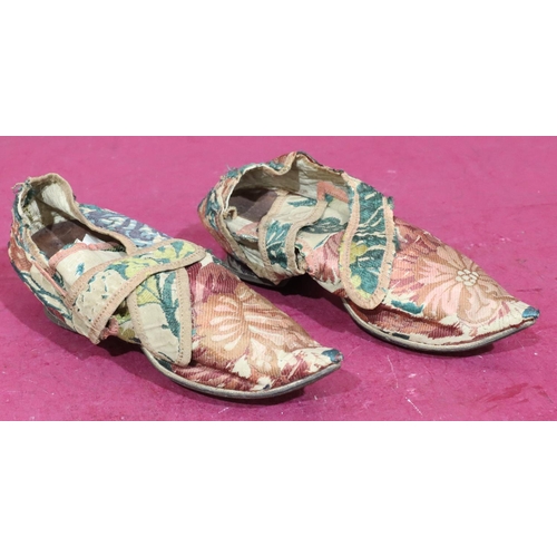 796 - A pair of 18th Century silk shoes with multicoloured  embroidered flower and leaf decoration, kid le... 