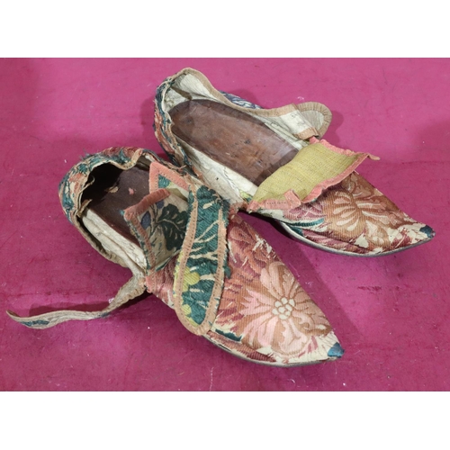 796 - A pair of 18th Century silk shoes with multicoloured  embroidered flower and leaf decoration, kid le... 