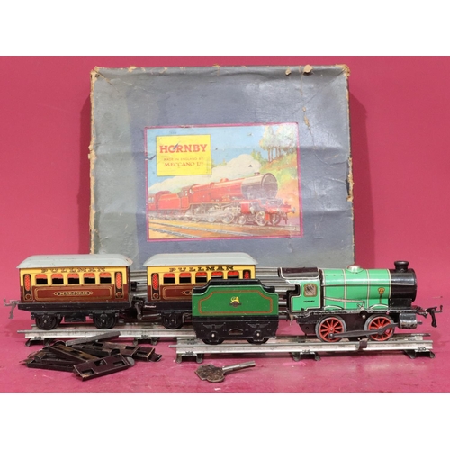 799 - A Hornby O-Gauge clockwork engine with tender, 2 Pullman trucks and track (boxed) (working)