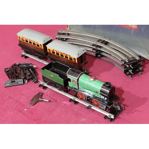 799 - A Hornby O-Gauge clockwork engine with tender, 2 Pullman trucks and track (boxed) (working)