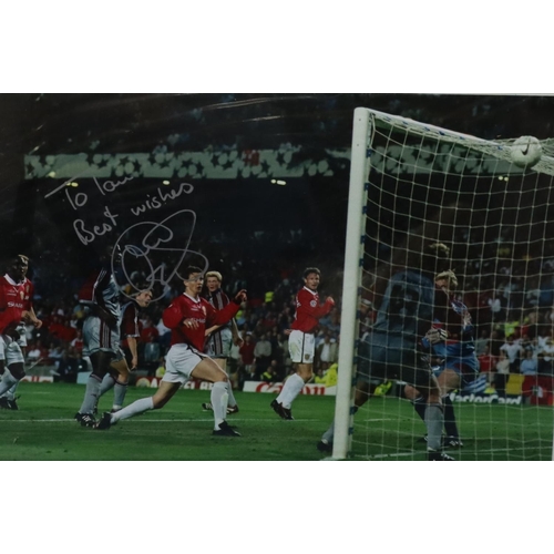 829 - A signed Dennis Law poster, 45cm x 30.5cm and a signed Ole Gunnar Solskjaer print Manchester United ... 