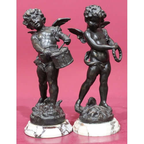 846 - A pair of reproduction bronze figures of cupid playing musical instruments on white marble bases, 21... 