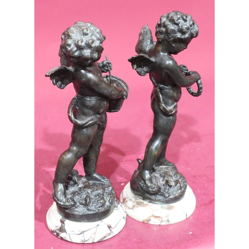 846 - A pair of reproduction bronze figures of cupid playing musical instruments on white marble bases, 21... 