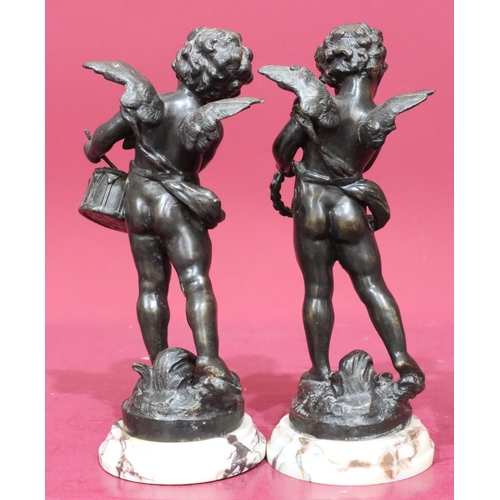 846 - A pair of reproduction bronze figures of cupid playing musical instruments on white marble bases, 21... 