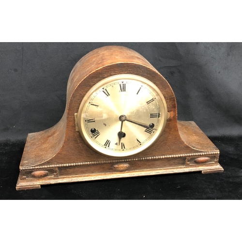 2083 - An oak 8-day striking mantel clock. (No key)