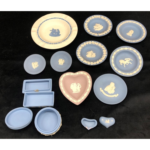 2092 - A quantity of various miniature Wedgwood pieces including a heart shaped dish, heart shaped trinket ... 