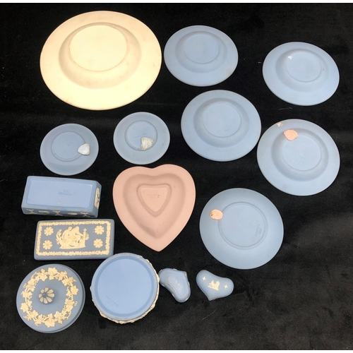 2092 - A quantity of various miniature Wedgwood pieces including a heart shaped dish, heart shaped trinket ... 