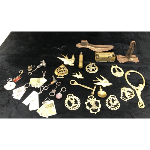 2107 - A cast iron Blakeys cobbler shoe last, a quantity of brass and various novelty key rings.