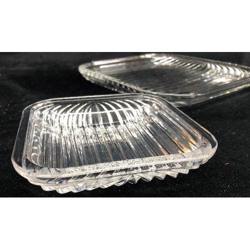 2211 - A set of square shaped ribbed glass serving dishes, 2 large, 24.5cm x 24.5cm, 3 medium 14cm x 14cm, ... 