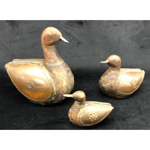 2220 - 3 wood decoy ducks, large, medium and small, largest 17.5cm wide, 10.5cm deep, 17.5cm high.