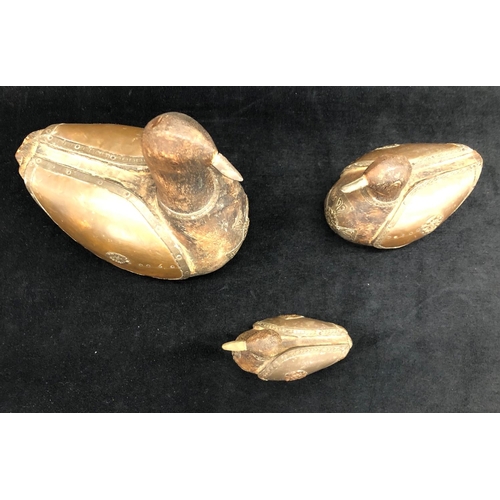 2220 - 3 wood decoy ducks, large, medium and small, largest 17.5cm wide, 10.5cm deep, 17.5cm high.