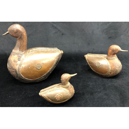 2220 - 3 wood decoy ducks, large, medium and small, largest 17.5cm wide, 10.5cm deep, 17.5cm high.