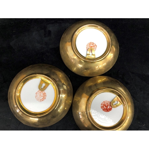 2293 - A boxed set of 4 miniature Oriental scent bottles, each 8.5cm high, 3 decorative wall plates, 15cm d... 