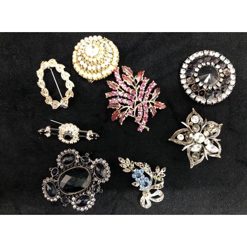 2299 - A quantity of costume jewellery including necklaces, brooches and 2 bracelets.