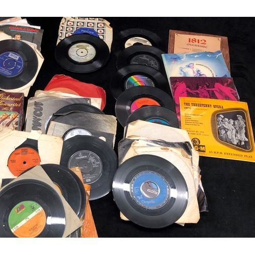 2098 - A large quantity of single records, Elvis Presley, Barbara Streisand, Phil Collins, Englebert Humper... 