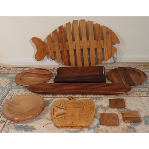 3069 - A large wooden fish shaped wall hanging/table centre piece, 75cm long, a narrow wooden oval dish, 74... 