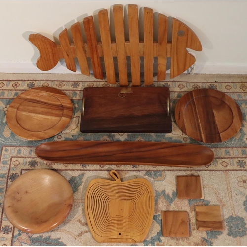 3069 - A large wooden fish shaped wall hanging/table centre piece, 75cm long, a narrow wooden oval dish, 74... 