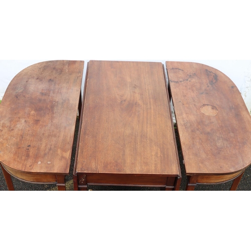 3082 - A George III mahogany D end dining table with drop leaf centre pedestal, on square tapering legs (1 ... 