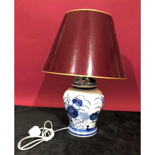 3098 - 1 reproduction blue and white round bulbous shaped table lamp with bird, floral and leaf decoration,... 