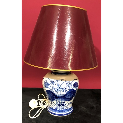 3098 - 1 reproduction blue and white round bulbous shaped table lamp with bird, floral and leaf decoration,... 