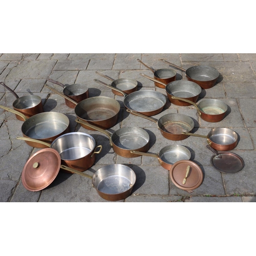 3163 - A quantity of copper and brass pans and pots, some with lids, largest pan 31cm diameter. (This item ... 