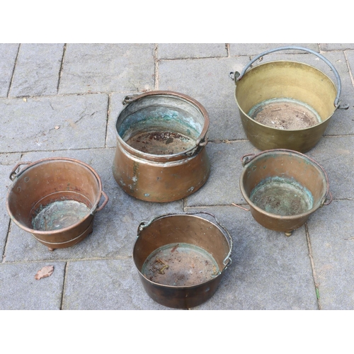 3164 - A quantity of copper and brass pots with swing overhead handles, largest 28cm diameter. (This item i... 