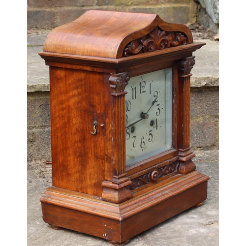 3167 - An oak 8-day striking clock with Roman numerals, with key, 39cm high, 29.5cm wide, 18cm deep. (This ... 