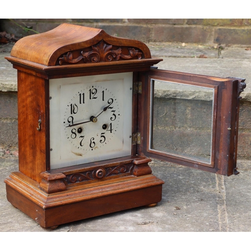 3167 - An oak 8-day striking clock with Roman numerals, with key, 39cm high, 29.5cm wide, 18cm deep. (This ... 