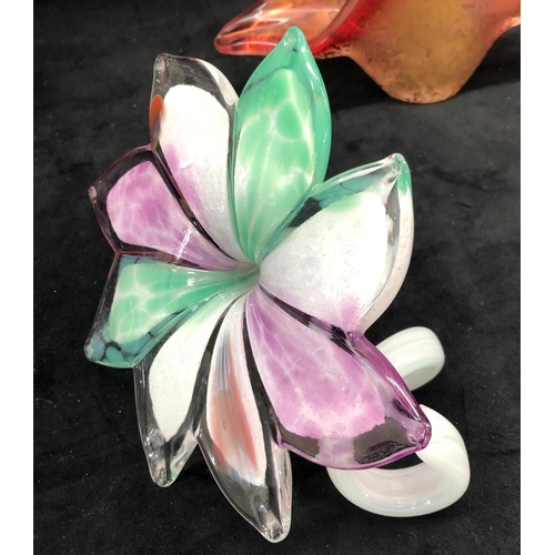 3246 - A Murano style glass flower, 13cm high overall, a Murano style swan shaped letter rack, 15.5cm high,... 