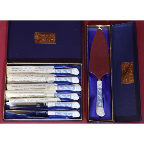 116 - A set of 6 Coalport porcelain handled butter knives on blue and white ground (boxed) and a matching ... 