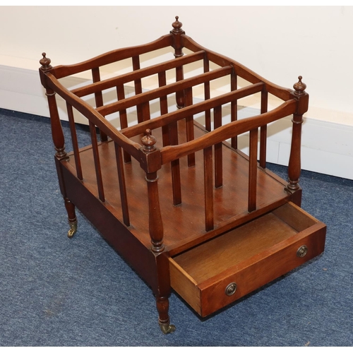 690 - A reproduction mahogany 4-sectioned Canterbury with 1 end drawer and drop handles, on turned legs wi... 