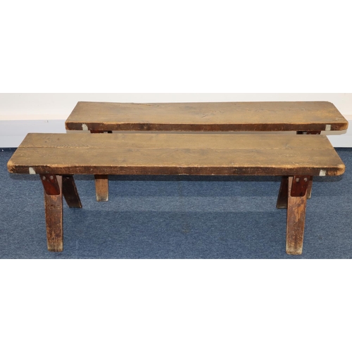 708 - A pair of oak and elm benches on splayed legs, 137cm long, 30.5cm deep, 42cm high (2)