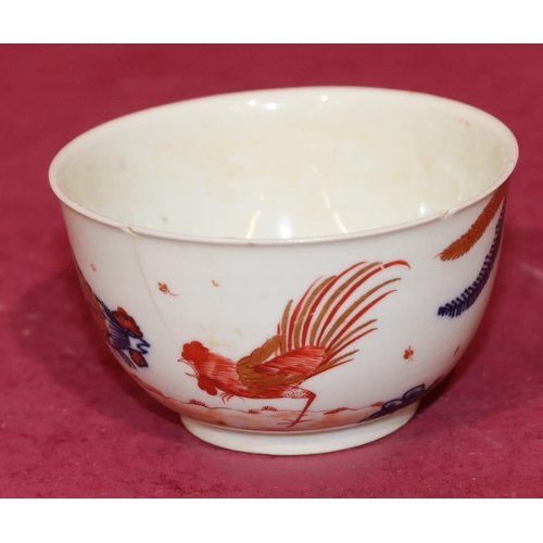 84 - A pair of 18th Century tea bowls and saucers on white, blue and red ground with fighting cockerels (... 