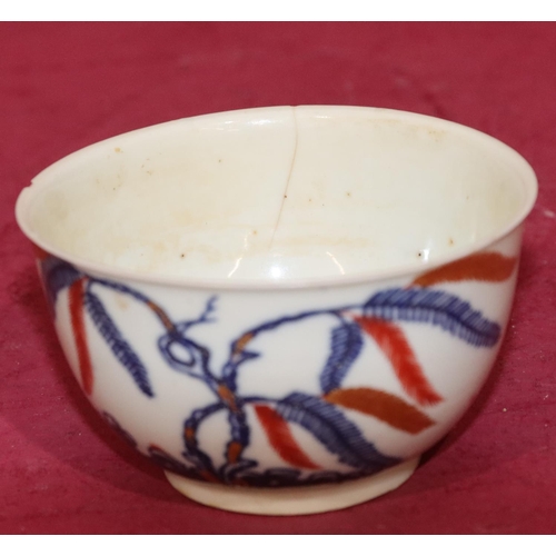 84 - A pair of 18th Century tea bowls and saucers on white, blue and red ground with fighting cockerels (... 