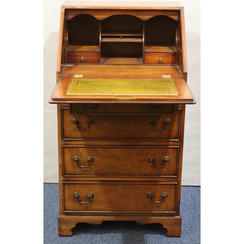 717 - A reproduction mahogany bureau with fall front, 4 long graduated drawers below with drop handles on ... 