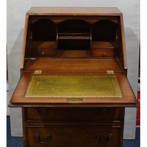 717 - A reproduction mahogany bureau with fall front, 4 long graduated drawers below with drop handles on ... 