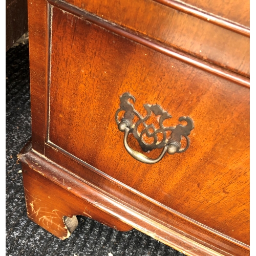 3324 - A reproduction mahogany bow fronted chest of drawers, 75cm wide, 50cm deep, 84cm high.