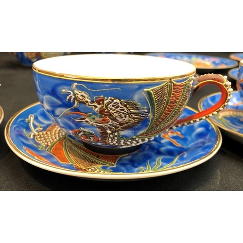 3328 - An Oriental tea service with dragon decoration, 6 cups, 6 saucers, 6 plates, teapot 18cm high, small... 