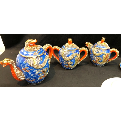 3328 - An Oriental tea service with dragon decoration, 6 cups, 6 saucers, 6 plates, teapot 18cm high, small... 