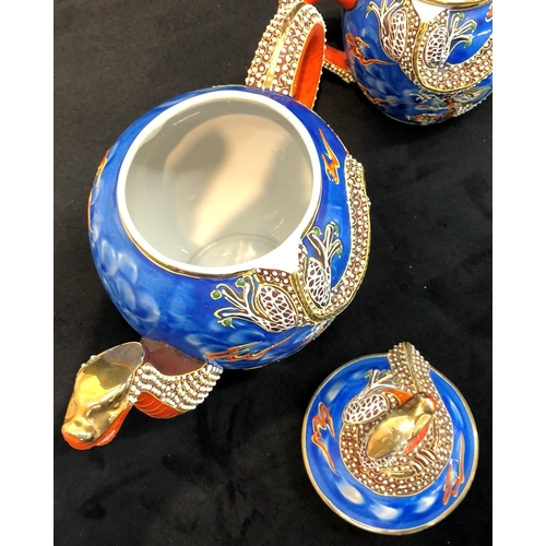 3328 - An Oriental tea service with dragon decoration, 6 cups, 6 saucers, 6 plates, teapot 18cm high, small... 