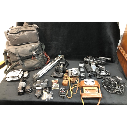 3338 - A Revere Stereo 33 Camera serial no. V- 13673 in brown leather case, a Welmy 6 camera, a Miranda MS-... 