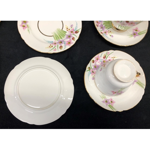 3371 - A china tea service with floral pattern, 6 cups, 6 saucers, 6 small plates, bowl and jug.