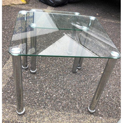 3376 - A rectangular glass topped coffee table on chrome supports, 122cm wide, 61cm deep, 41cm high and a p... 