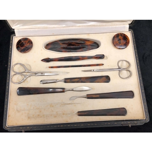 3258 - A boxed manicure set, tortoise shell style handles (3 original pieces missing) 1 non matching pair o... 